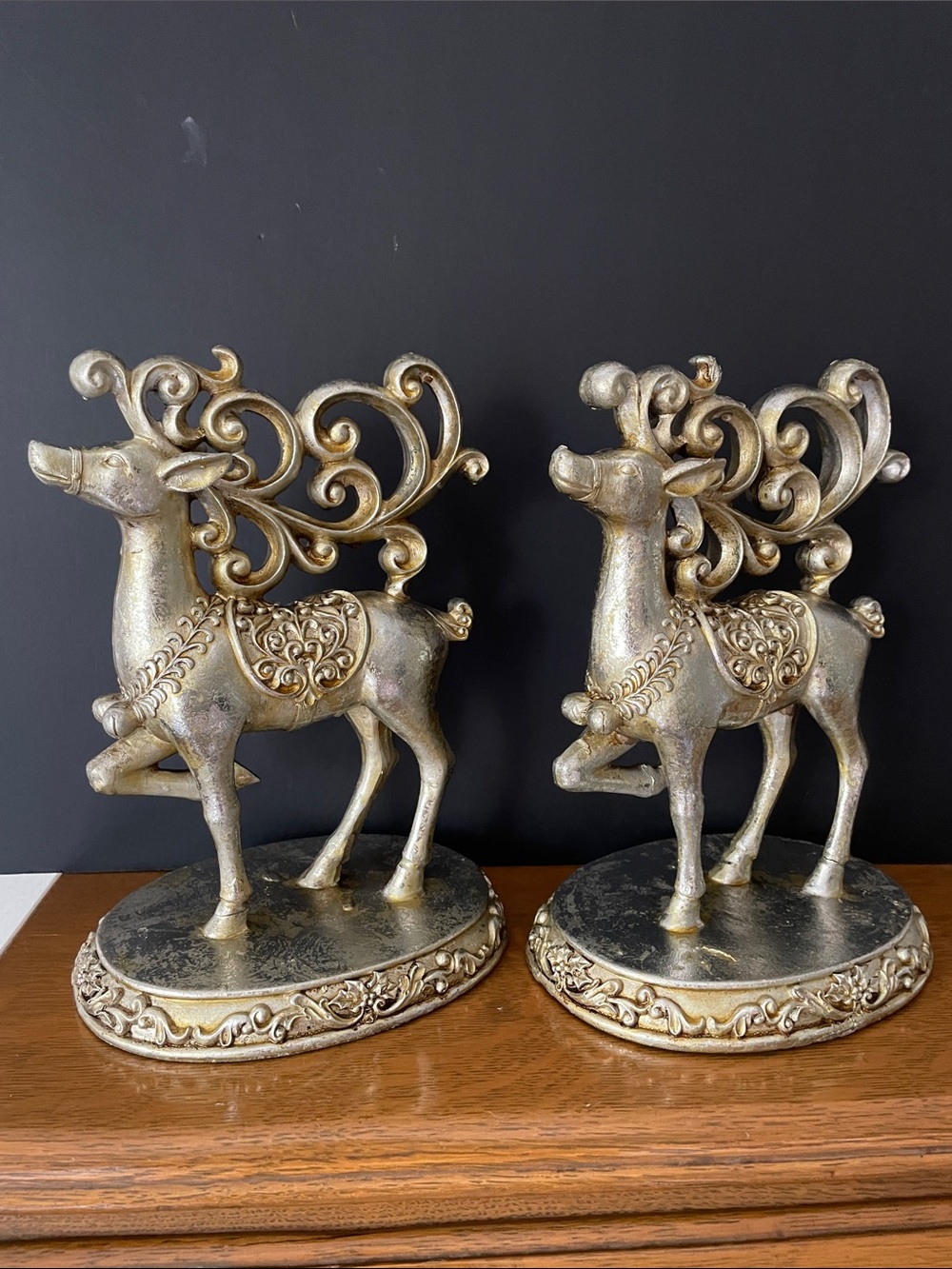 Elegant Silver Reindeer Figurines - Decorative Pair